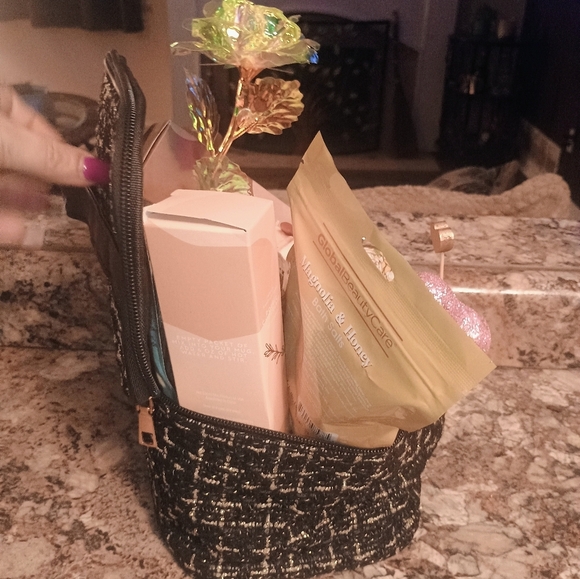 Luxury Custom Pamper Me Spa Women's Gift Basket - Picture 13 of 15